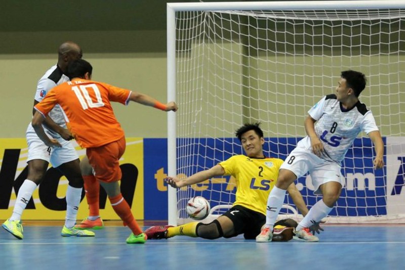 Futsal là môn thể thao trong nhà (nhà thi đấu) với lối chơi tương tự bóng đá